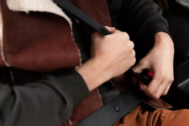 kesulitan membuka dan melepas seat belt