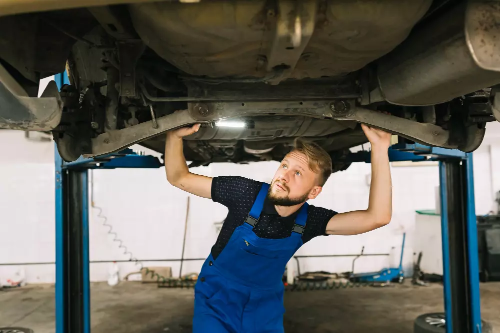 mengecek kolong mobil