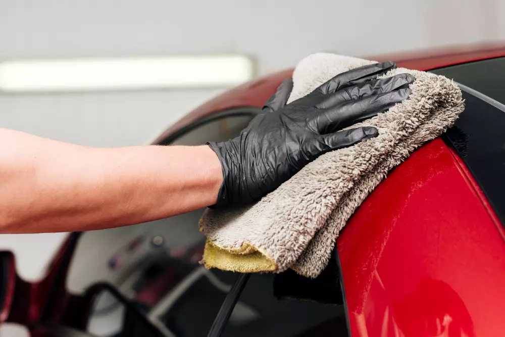 menggunakan kain kotor untuk mengelap mobil