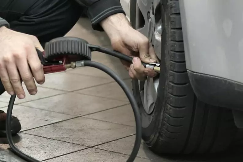 ini Penyebab Pentil Ban Mobil Rusak